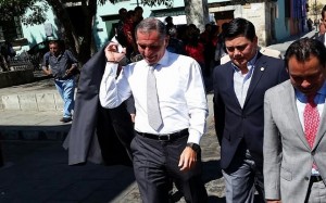 con saco en la mano cue