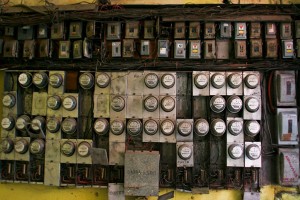 MEXICO, D.F., 08NOVIEMBRE2009.- Los medidores de luz, son un dispositivo que sirve para medir el consumo de energia ya sea en un hogar o en un comercio. En algunas ocasiones a estos aparatos se les instalan cables "Diablitos" para reducir el consumo de energia y las personas paguen menos por ella.FOTO: ENRIQUE ORDONEZ/CUARTOASCURO.COM