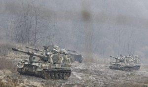 JHK01 PAJU (COREA DEL SUR) 26/01/2015.- Soldados surcoreanos participan en maniobras militares en Paju (Corea del Sur) hoy, lunes 26 de enero de 2015. El gobierno de Corea del Sur ha denegado a Corea del Norte dos de las demandas que eran requisito indispensable para el comienzo de di·logo, neg·ndose a detener la distribuciÛn de panfletos antinorcoreanos y las maniobras conjuntas con Estados Unidos. EFE/Jeon Heon-Kyun