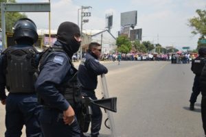 policias en espera de orden de desalojo