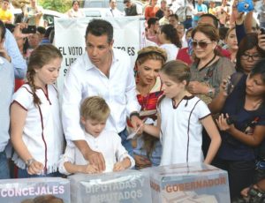 murat con su familia votando