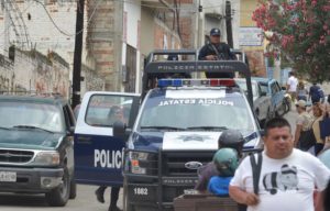 policias vigilan