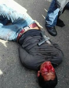 golpiza a hombre armado