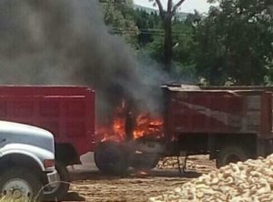 camion de volteo incendiado