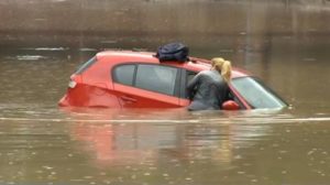 coche-sumergido-en-agua