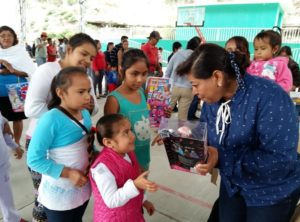entregan-regalos-cuicatlan