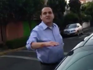 estaciona mal y patea a perro