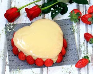 pastel-corazon-de-chocolate-blanco-y-fresas