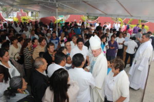 Arzobispo saludado por los feligreses