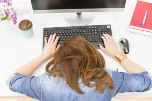 mujer-cansada-sueno-trabajo