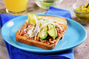 pan tostado con frijoles