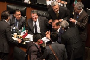 CIUDAD DE MÉXICO, 11SEPTIEMBRE2018.- Ricardo Monreal Ávila, coordinador del grupo parlamentario de Morena en el Senado de la República, dialoga con senadores de otras fuerzas políticas durante la sesión ordinaria del Senado de la República. FOTO: MISAEL VALTIERRA / CUARTOSCURO.COM