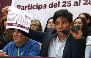CIUDAD DE MÉXICO, 15OCTUBRE2018.- Jesús Ramírez Cuevas, coordinador de comunicacion social del gobierno de transición de Andrés Manuel Lopez Obrador acompañado de integrantes de distintos sectores de organizaciones sociales ofrecieron una conferencia de prensa para dar detalles de las preguntas que se realizará a la ciudadania sobre la Consulta Nacional del Nuevo Aeropuerto. FOTO: SAÚL LÓPEZ /CUARTOSCURO.COM