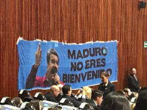 manta de panistas contra Maduro